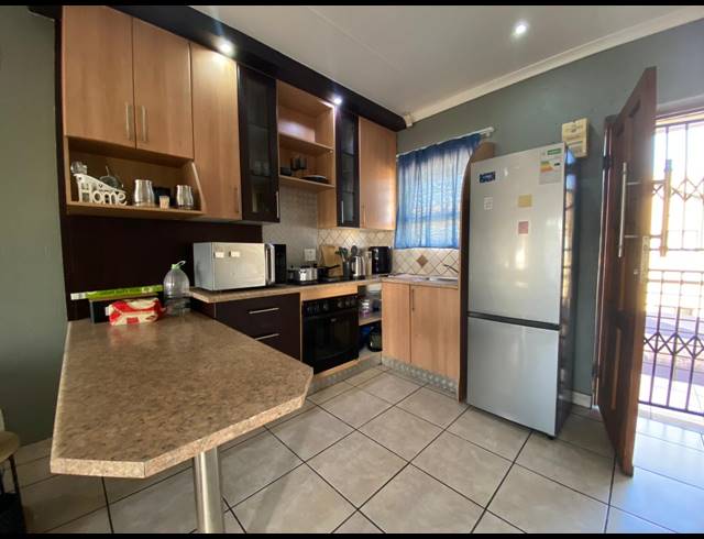 2 BEDROOM APARTMENT FOR SALE IN VANDERBIJLPARK SE 6